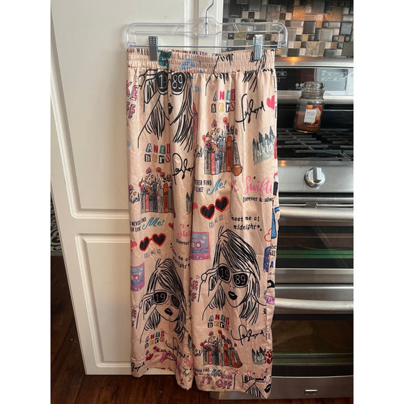 Taylor Swift Silky Satin Graphic Print Pajamas Set Eras Tour Size Medium - Picture 6 of 6
